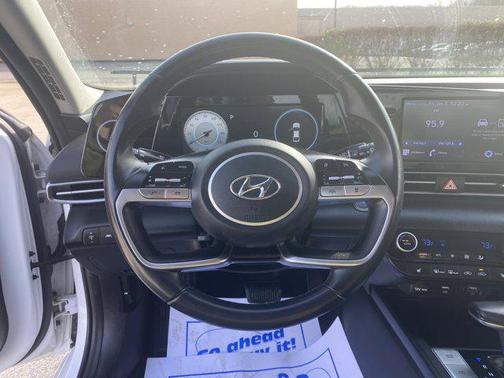 2022 Hyundai ELANTRA SEL