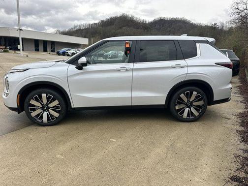 White Diamond 2026 Mitsubishi Outlander SE 2.5 S-AWC