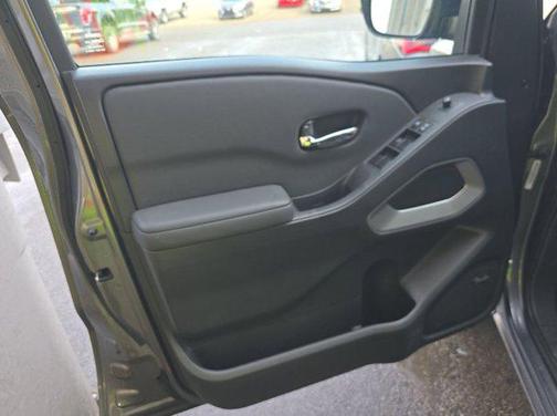 2024 Nissan Frontier SL