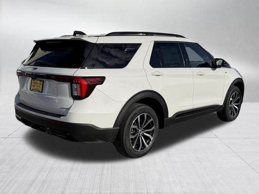 Star White Metallic Tri-Coat 2026 Ford Explorer ST-Line