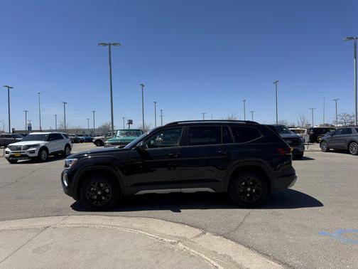 Deep Black Pearl 2024 Volkswagen Atlas 2.0T SEL