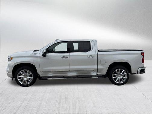 Iridescent Pearl Tricoat 2024 Chevrolet Silverado 1500 High Country