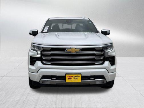 Iridescent Pearl Tricoat 2024 Chevrolet Silverado 1500 High Country