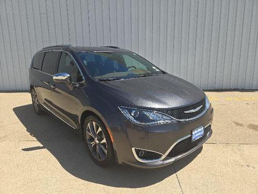 Granite Crystal Metallic Clearcoat 2018 Chrysler Pacifica Limited