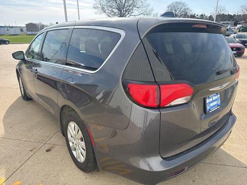 Granite Crystal Metallic Clearcoat 2018 Chrysler Pacifica L