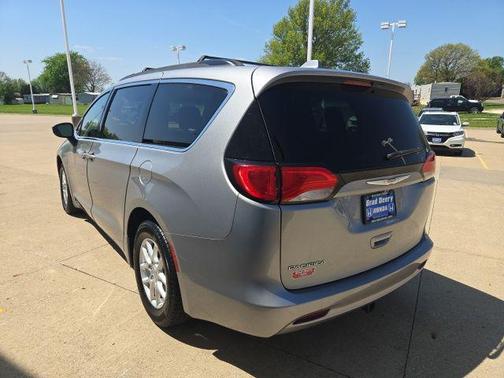 Billet Silver Metallic Clearcoat 2017 Chrysler Pacifica Touring