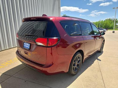 Velvet Red Pearlcoat 2019 Chrysler Pacifica Touring-L Plus