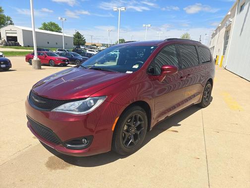 Velvet Red Pearlcoat 2019 Chrysler Pacifica Touring-L Plus