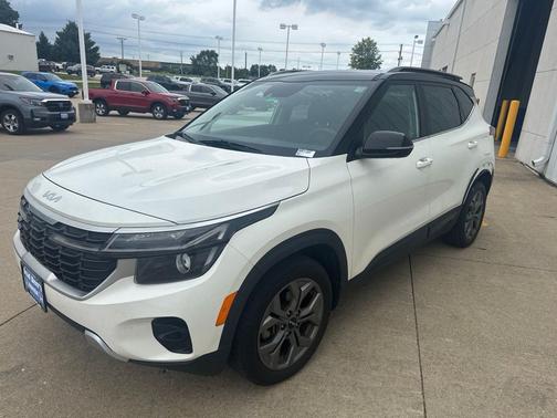 Clear White/Black Roof 2024 Kia Seltos S