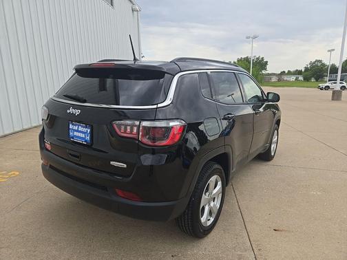 Diamond Black Crystal Pearlcoat 2018 Jeep Compass Latitude