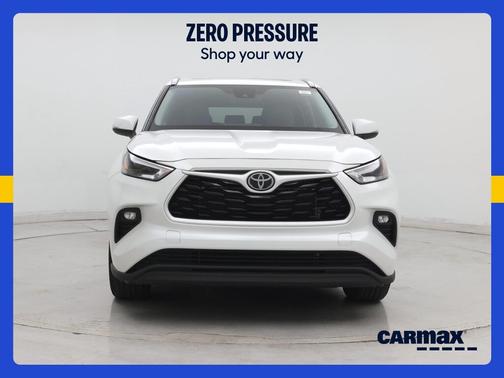 White 2023 Toyota Highlander XLE