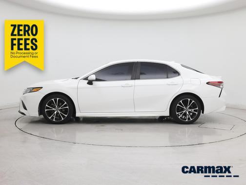 White 2019 Toyota Camry SE