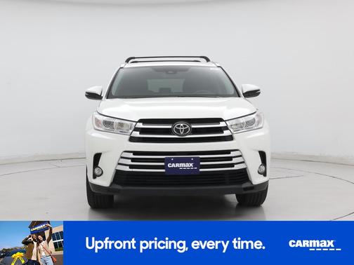 White 2017 Toyota Highlander XLE