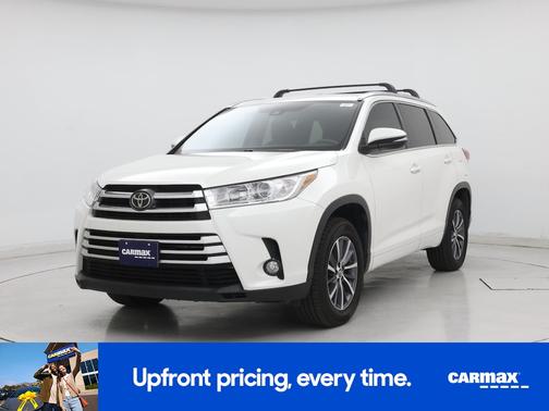 White 2017 Toyota Highlander XLE