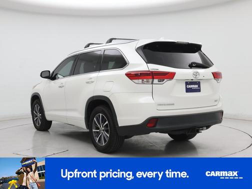 White 2017 Toyota Highlander XLE