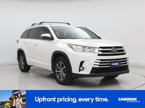 White 2017 Toyota Highlander XLE