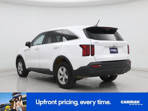 White 2023 Kia Sorento LX