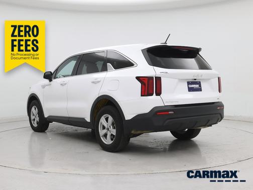 White 2023 Kia Sorento LX