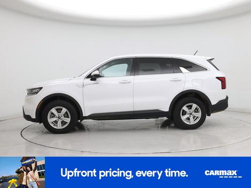 White 2023 Kia Sorento LX