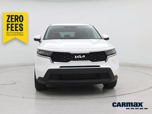 White 2023 Kia Sorento LX