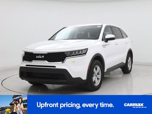 White 2023 Kia Sorento LX