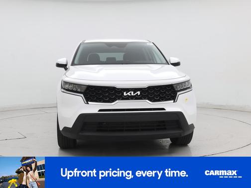 White 2023 Kia Sorento LX