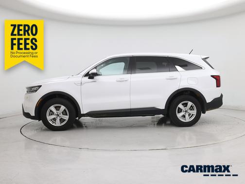 White 2023 Kia Sorento LX