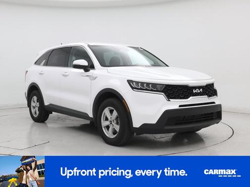 White 2023 Kia Sorento LX