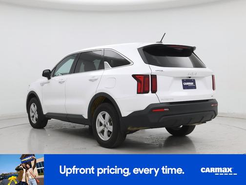 White 2023 Kia Sorento LX