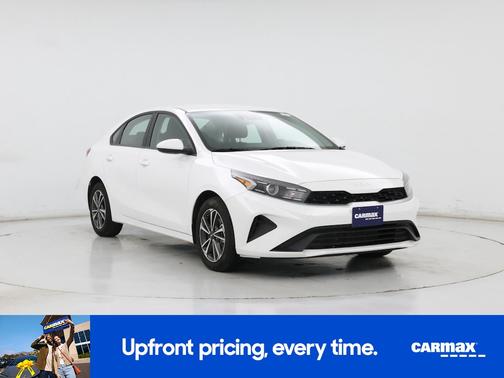 White 2024 Kia Forte LXS