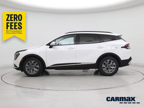 White 2025 Kia Sportage SX