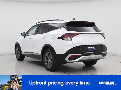 White 2025 Kia Sportage SX