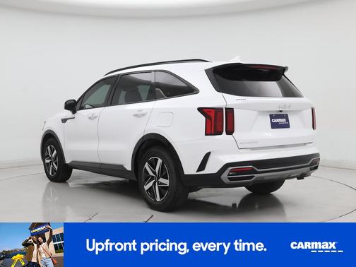 White 2023 Kia Sorento EX