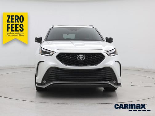 White 2022 Toyota Highlander XSE