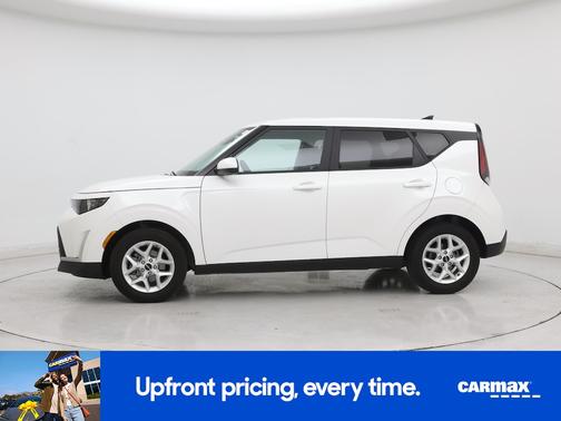 White 2025 Kia Soul LX
