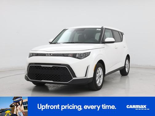 White 2025 Kia Soul LX
