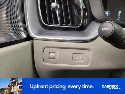 White 2018 Volvo XC60 T5 Momentum