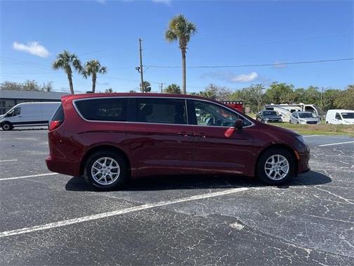 2022 Chrysler Voyager LX