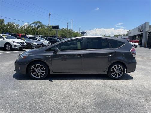 2017 Toyota Prius v Five