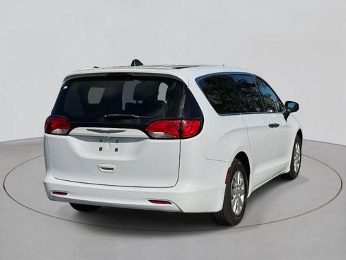 2021 Chrysler Voyager L