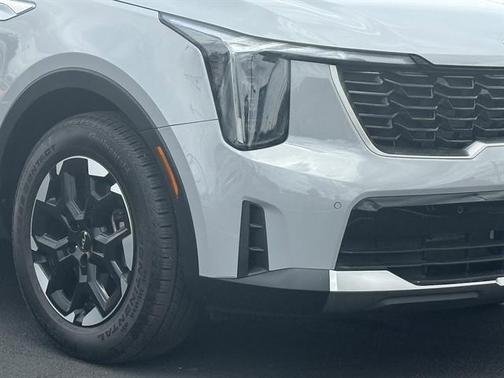 Gray 2025 Kia Sorento S