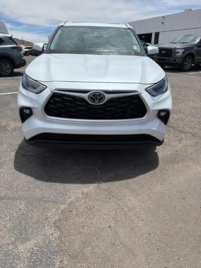 Pearl 2023 Toyota Highlander XLE