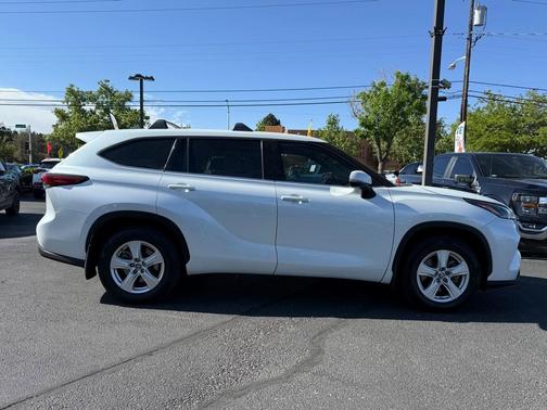 2022 Toyota Highlander LE