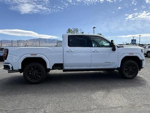 White 2024 GMC Sierra 2500 AT4