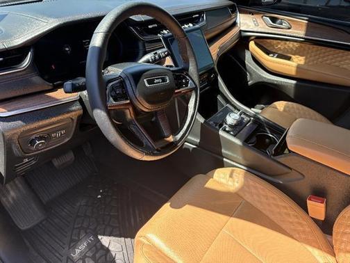 White 2024 Jeep Grand Cherokee Summit