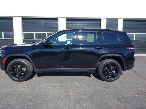 Diamond Black 2023 Jeep Grand Cherokee Altitude