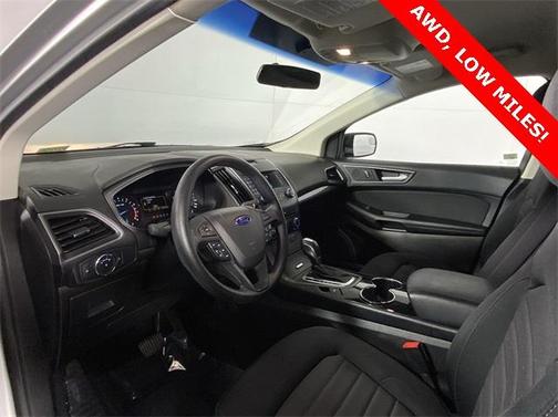 Photo 4 of 40 of 2017 Ford Edge SE