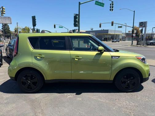 Green 2017 Kia Soul Base