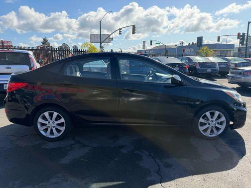 2012 Hyundai Accent SE