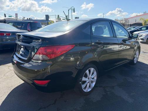 2012 Hyundai Accent SE